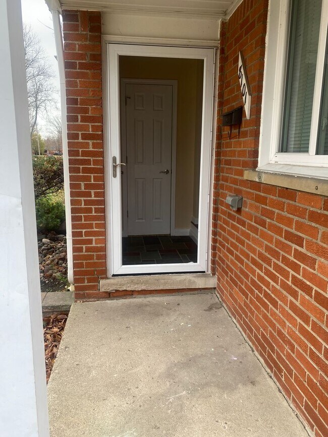 Building Photo - Newly renovated three bedroom brick ranch ...