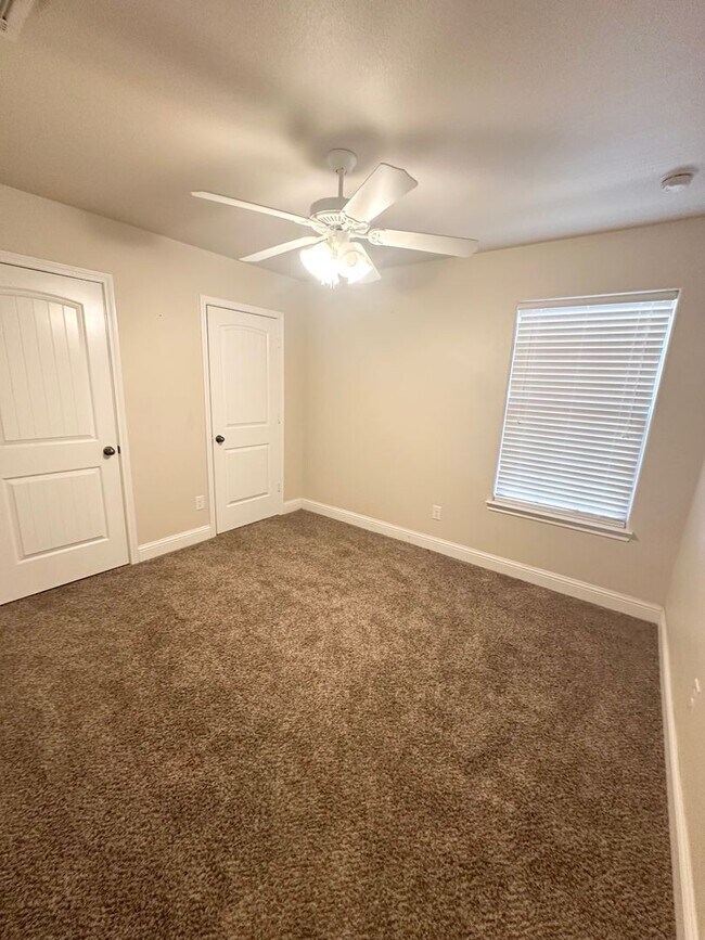 Foto del edificio - 4 Bed 2 Bath Ready to Rent ASAP!
