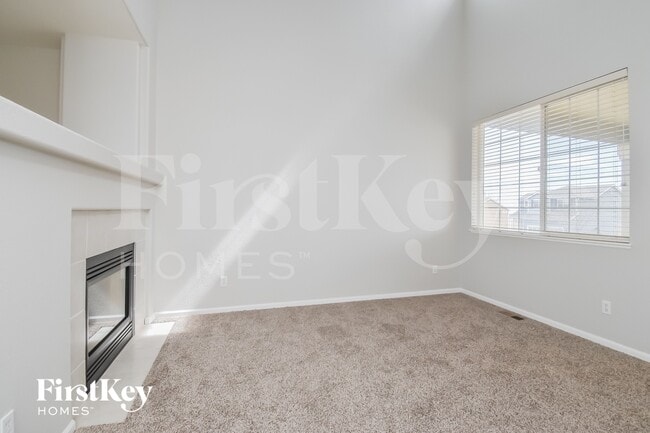 Foto del edificio - 5660 Rose Ridge Ln