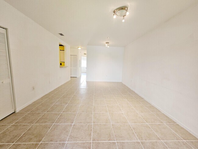 Foto del edificio - 1157 Golden Lakes Blvd