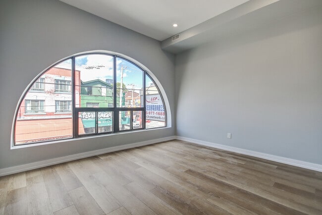 Building Photo - 453 Dundas St W