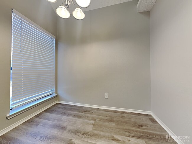 Building Photo - 906 Sylvan Creek Dr