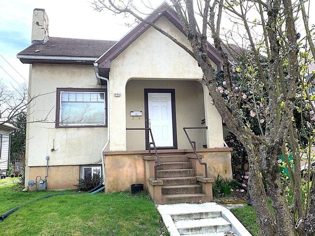 Eliot neighborhood House: 2 bedroom, large basement, hardwood floors, laundry units & fireplace - Eliot neighborhood House: 2 bedroom, large basement, hardwood floors, laundry units & fireplace