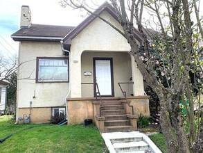 Building Photo - 506 NE Russell St