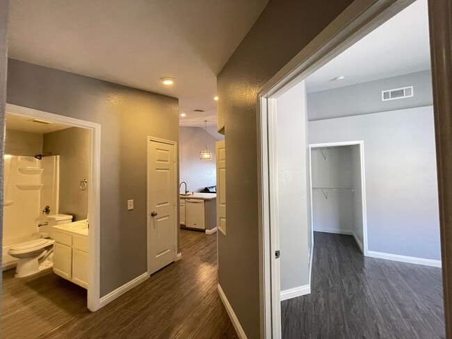 Building Photo - BRIARWOOD TOWNHOMES