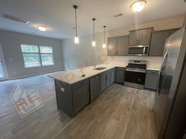 Building Photo - $500 bonus if the lease starts by 10/15! G...