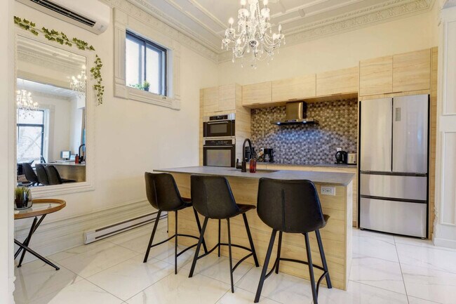 Building Photo - 3831 R. Saint-Denis