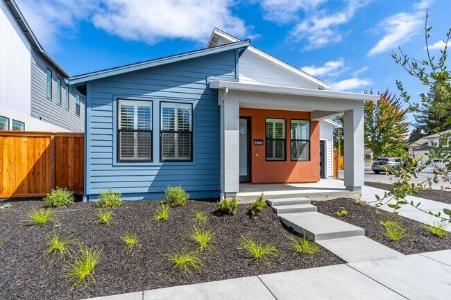 Foto del edificio - Bright and Beautiful 3 bedroom 2 full bathroom Home! Attached two car tandem garage with large en...