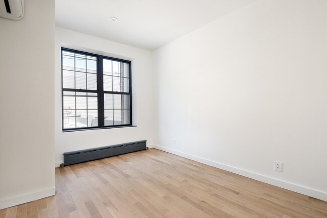 Building Photo - 272 Leonard St