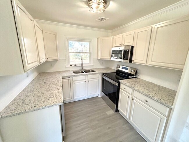 Foto del edificio - Coming Soon-2/5/26!- Charming 3- bedroom home with a move in special!