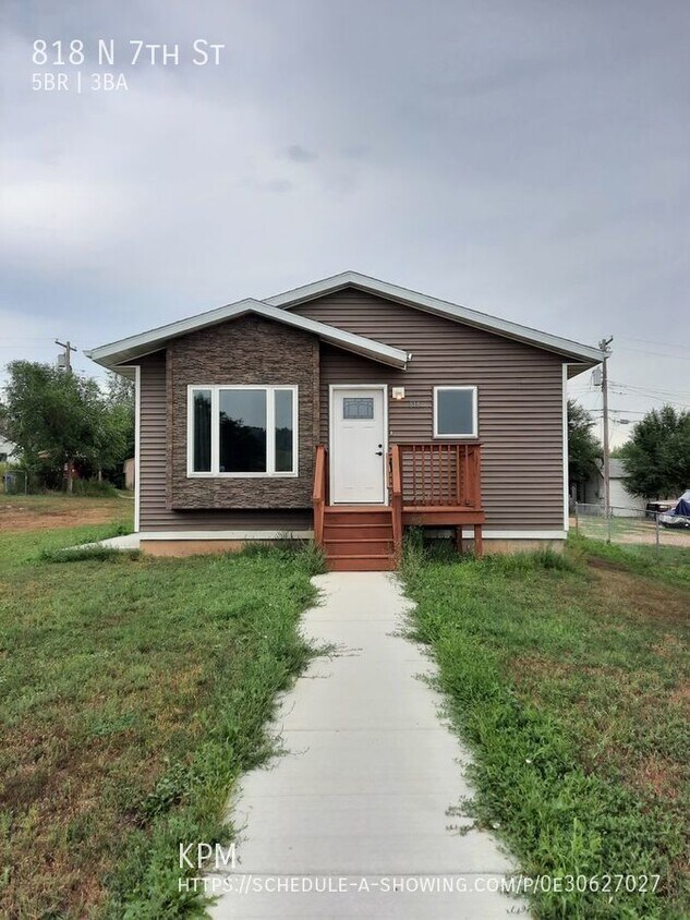 Foto principal - 5 BED | 3 BATH | UPDATED | SINGLE-FAMILY |...