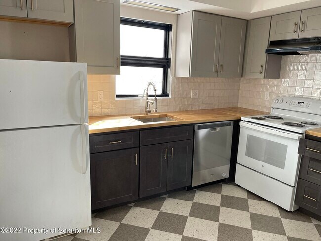 Building Photo - 303 E Drinker St