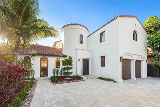 Building Photo - 5736 La Gorce Dr