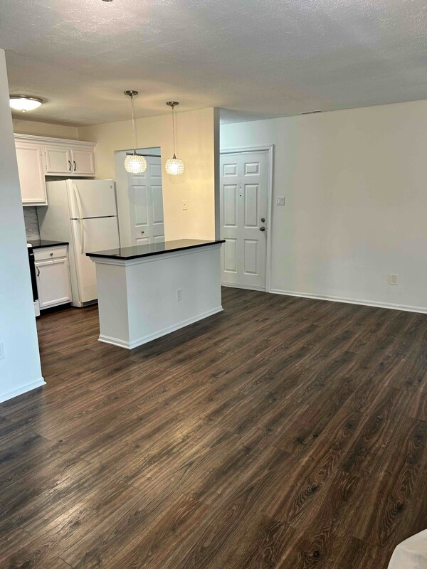 Foto del edificio - 608 Diamond Dr