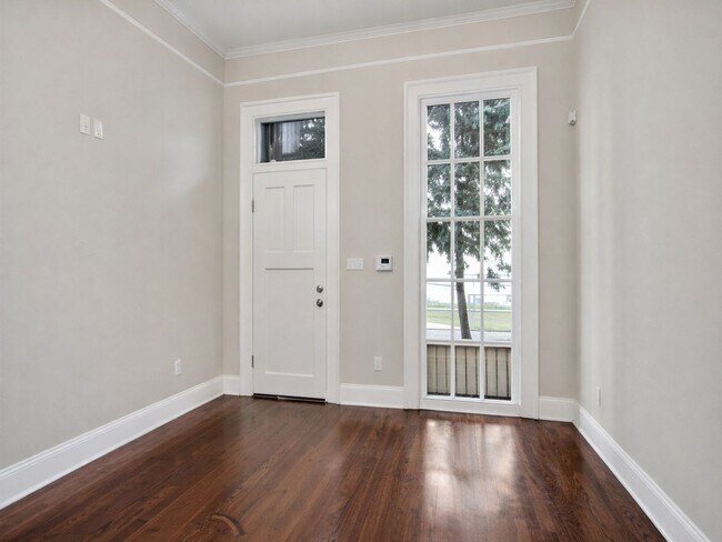 Building Photo - Fabulous 1BR 1BA Bungalow w/ Full Appliance Suite + In-Unit Laundry in New Orleans
