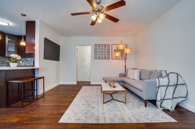 Photo - 633 W Hyde Park Blvd Apartment