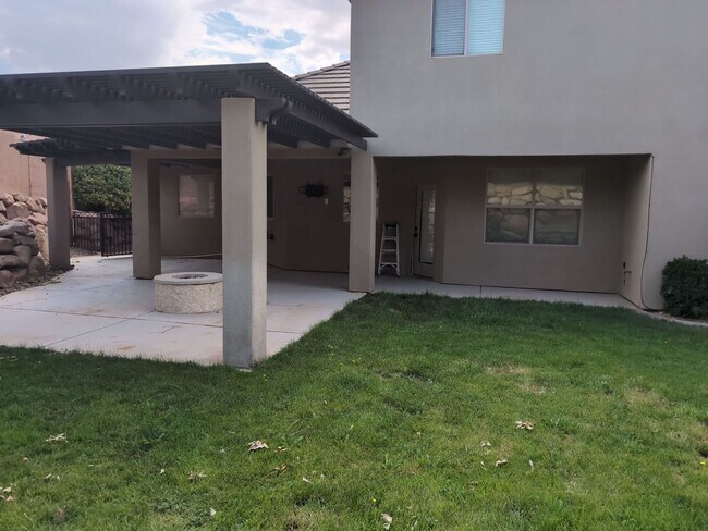 Building Photo - PET FRIENDLY -Spacious 6 Bedroom Home in St. George