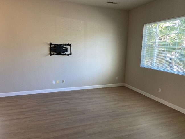 Building Photo - Willow Springs - Cozy 3 Bdrm, 2 Bath on culdesac. Walking distance to Folsom HS
