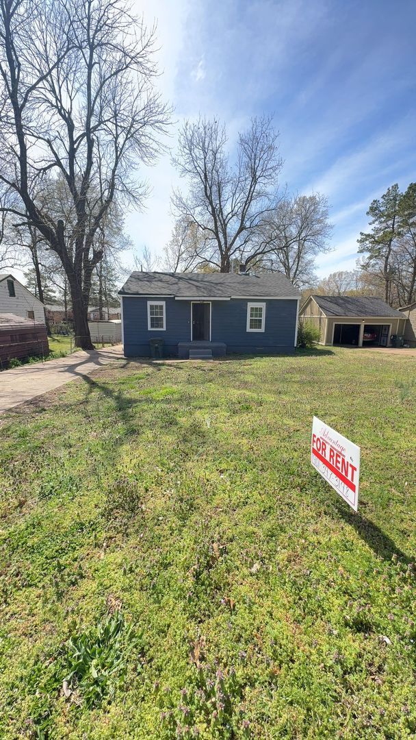 Building Photo - Charming 3 bedroom 2 full bathroom home in...