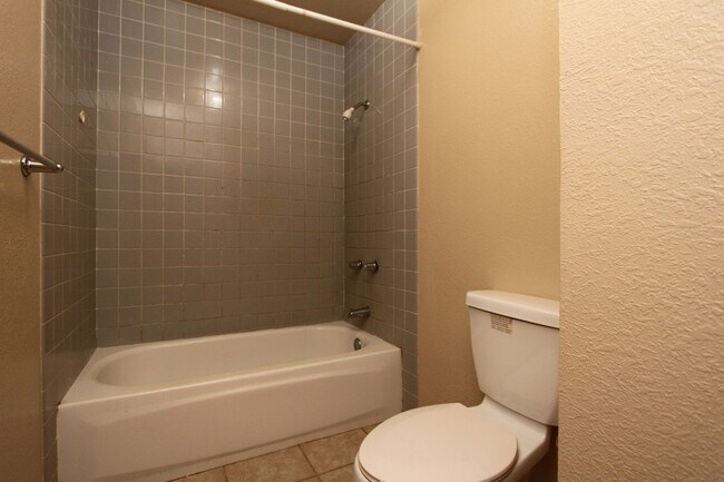 Foto del edificio - 2 bedroom, 1.5 bath, 1 parking split level...