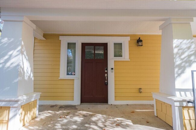 Building Photo - 490 S Barnett Shoals Rd