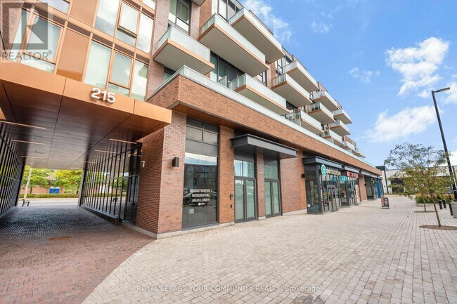 Photo du bâtiment - 215 Lakeshore Rd W