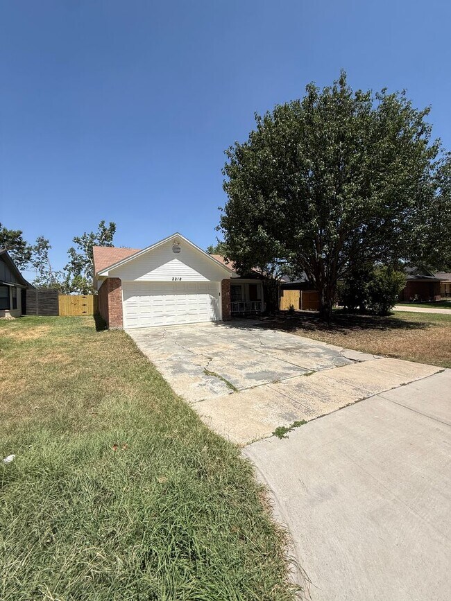 Building Photo - 2218 Parkside Dr
