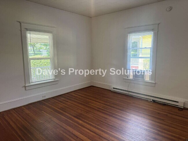 Building Photo - Spacious & Refreshed 1 Bed, 1 Bath Duplex | High Ceilings & Ample Parking!