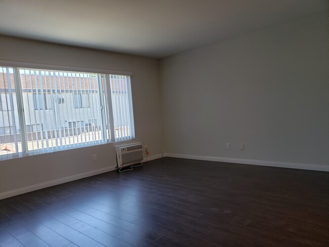 Building Photo - 13907 Vanowen St