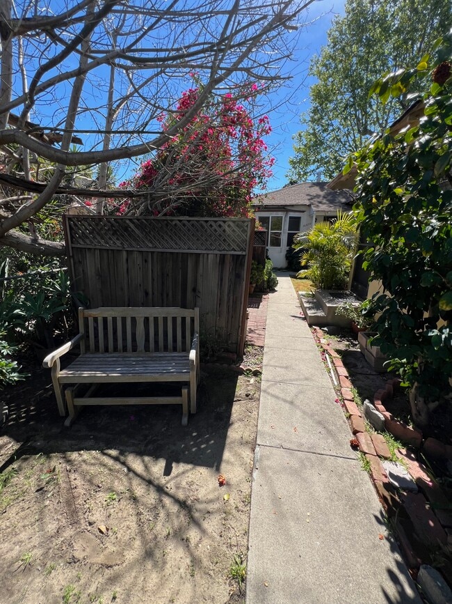 Building Photo - 10810 Camarillo St