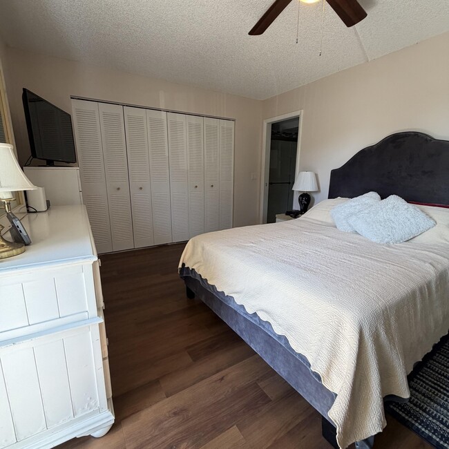 Foto del edificio - 728 Normandy Ln