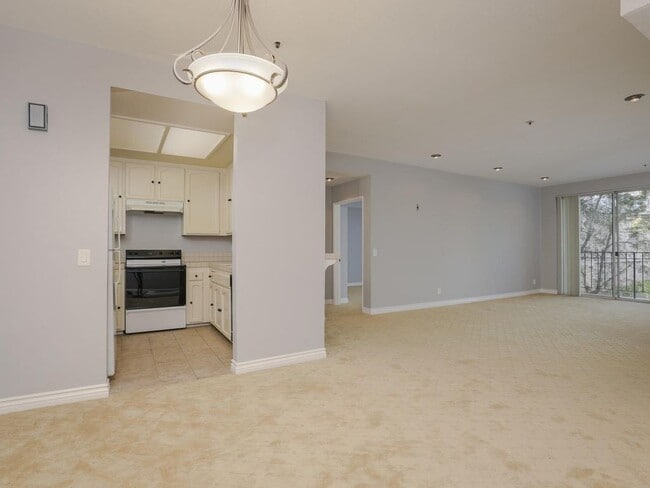 Foto del edificio - Spacious Bankers Hill 2/2 Condo! Walk to B...