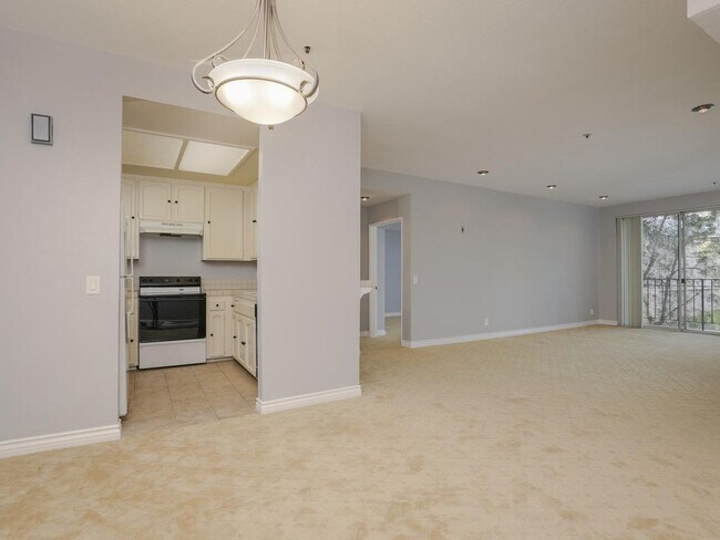 Building Photo - Spacious Bankers Hill 2/2 Condo! Walk to Balboa/Little Italy! 2 Parking Spots!