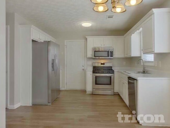 Building Photo - 224 Stone Creek Dr