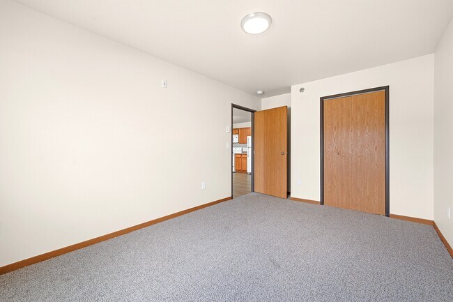 Descubra la versatilidad de vivir en Paramount at the Bluffs Apartments. Esta espaciosa habitación ofrece un gran potencial de personalización y comodidad. Le esperan servicios de primera clase y una ubicación privilegiada. ¡Programe su visita hoy mismo para conocer su futuro hogar! - Paramount at the Bluffs Apartments