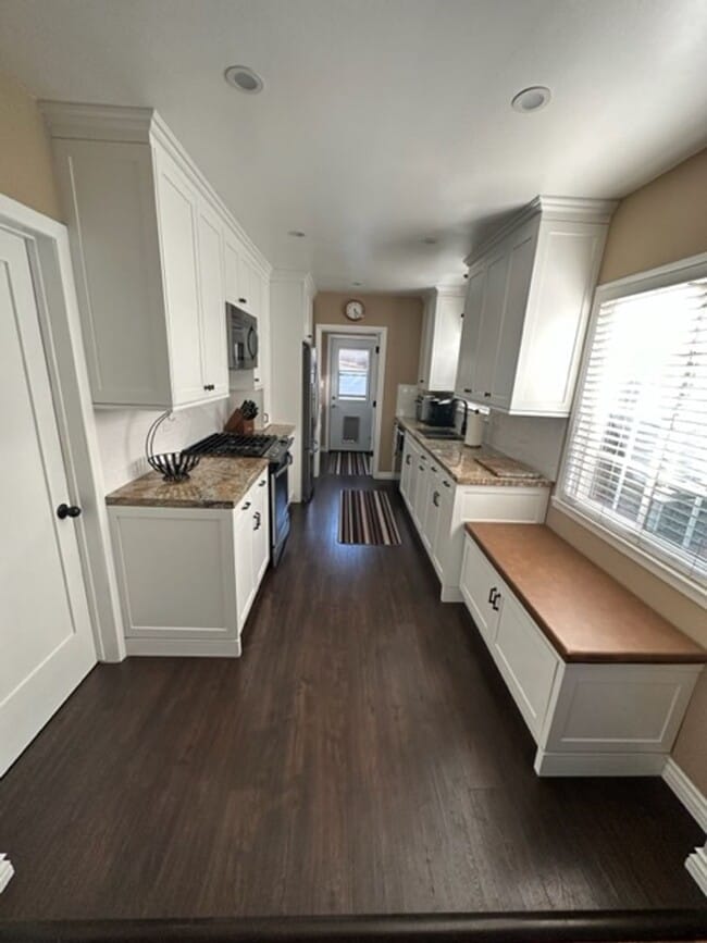 Building Photo - Lakewood living