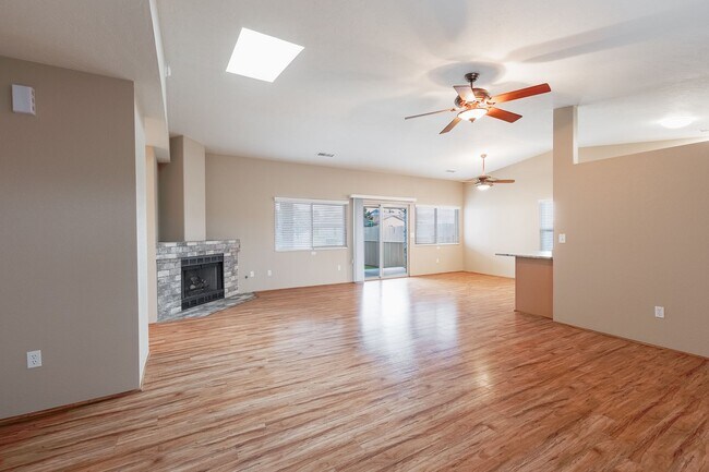 Building Photo - Beautiful 3 bedroom, 2 bathroom home in Cl...