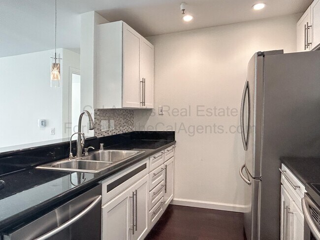 Foto del edificio - 6400 Christie Ave