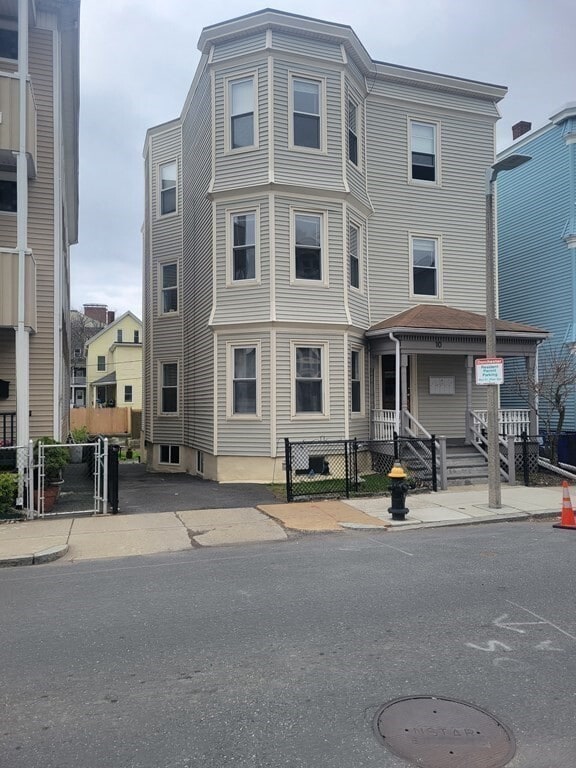 Building Photo - 10 Bellflower St