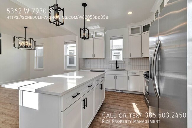 Building Photo - Luxury, Location, and Convenience.