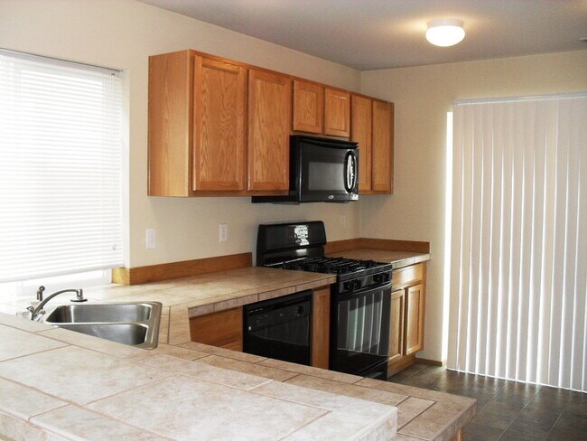 Foto del edificio - Beautiful 4 Bedroom 2.5 Bath in Liberty Ri...