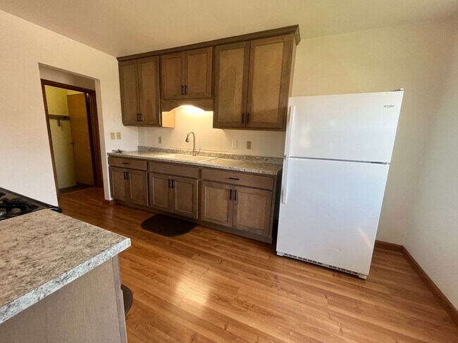 Building Photo - East Side 2 Bed/2 Bath w/ Bonus Room!