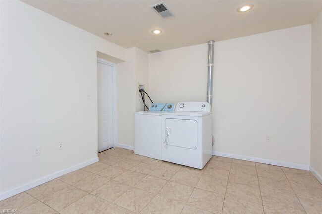 Foto del edificio - 1 br, 1 bath Triplex - 2122 RACE ST Unit C