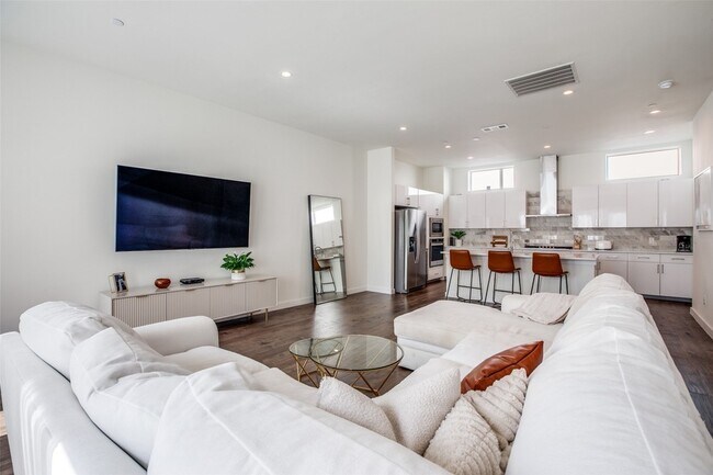Foto del edificio - 4545 Bowser Ave
