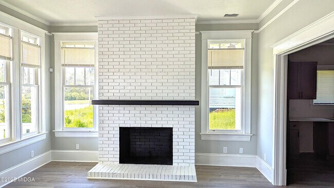 Building Photo - 1842 Jeffersonville Rd