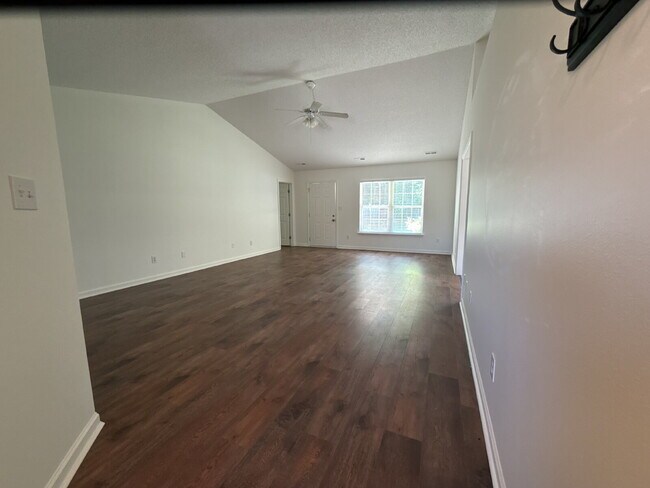 Foto del edificio - "Discover Comfort and Charm: Spacious 3-Bed, 2-Bath Home in Huntsville's Desirable Locale!"