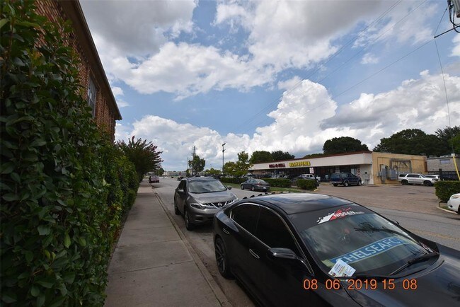 Building Photo - 6401 Skyline Dr