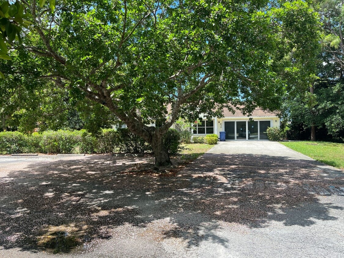 Building Photo - Spacious 4 Bedroom, 2 Bathroon with covere...