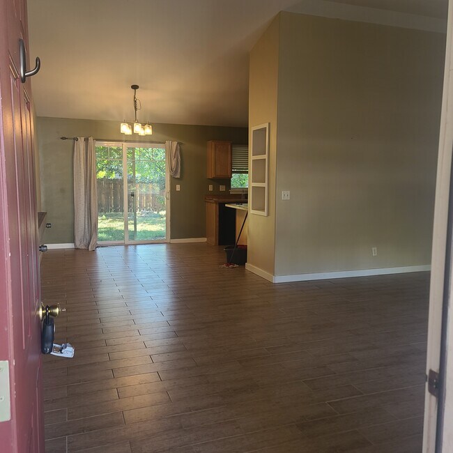 Building Photo - 2716 Daisy Dr