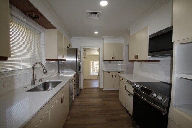 Foto del edificio - 4104 N Ivy Rd NE